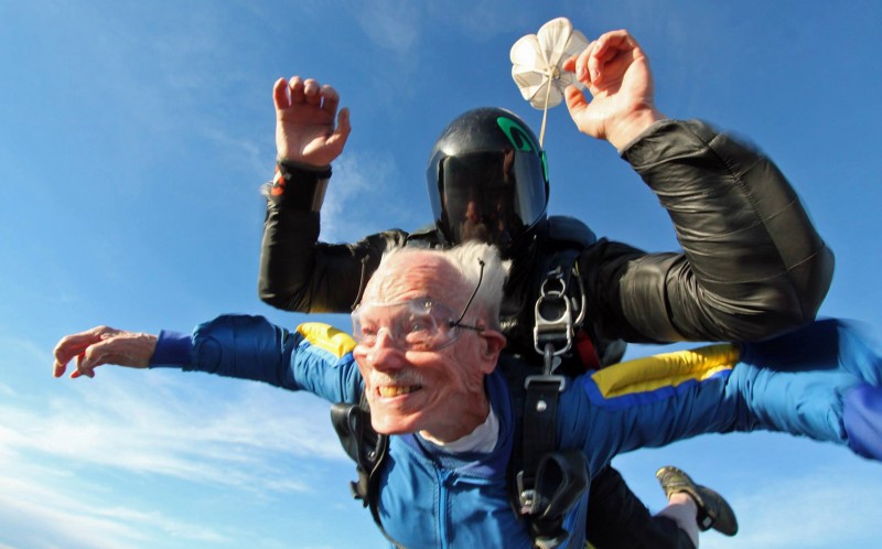 2_CATERS_100_YEAR_OLD_GRANDAD_SKYDIVE_BIRTHDAY_03-800x498